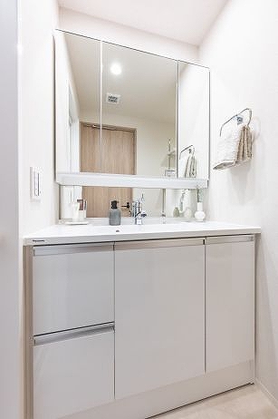 オリゾンマーレ_3面鏡の洗面化粧台の写真