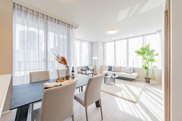 オリゾンマーレ_広々としたリビングダイニングキッチンの写真