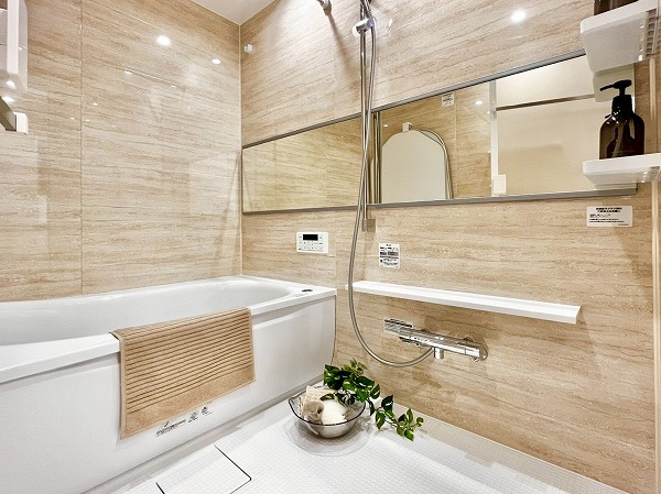 ライトコート四谷_ベージュ基調の明るいバスルームの写真