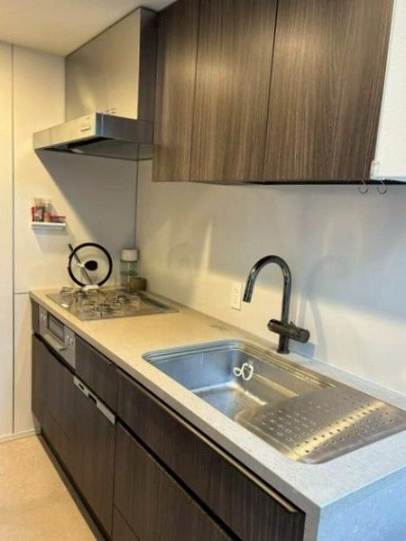 ピアース渋谷本町レジデンス_広いキッチンの写真