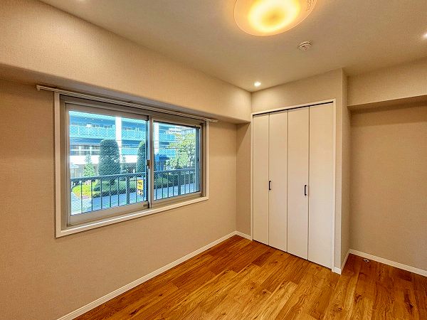 佃スカイハイツ_クローゼット付きの洋室の写真3