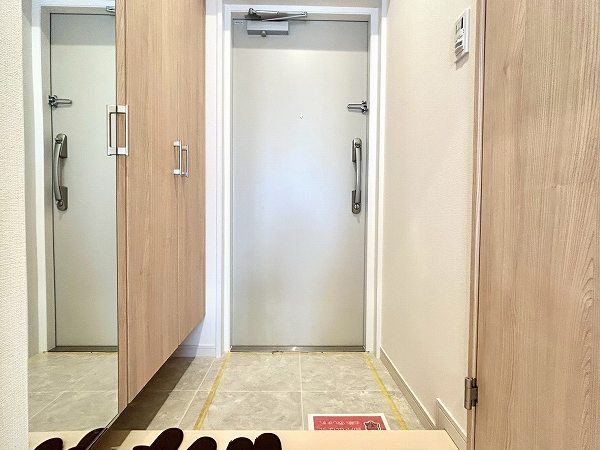 ライオンズマンション幡ヶ谷_明るい玄関の写真