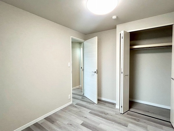 パールハイツ笹塚_クローゼットの付いた約5.3帖の洋室の写真