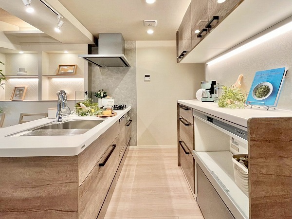 ディアナコート二子玉川園_木目調のオープンキッチンの写真