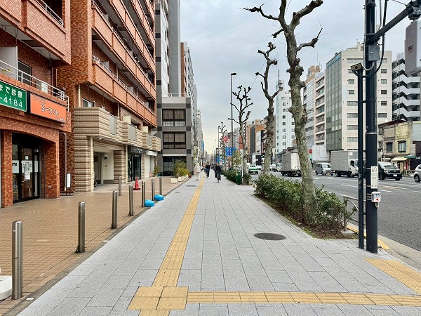 入谷駅前歩道