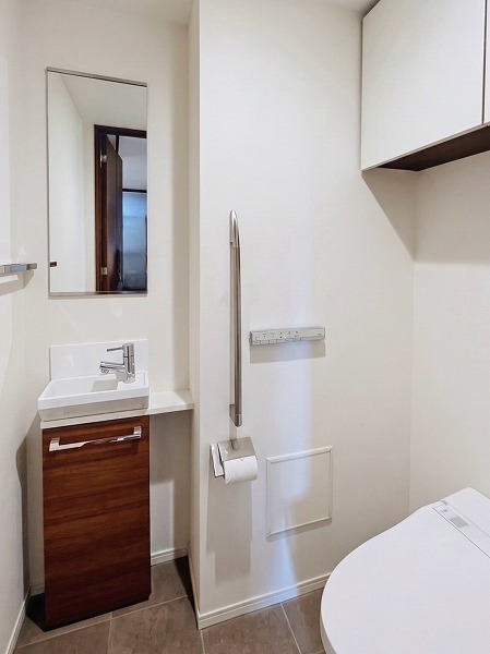 ウェリスタワー愛宕虎ノ門_手洗い場がついているトイレの写真