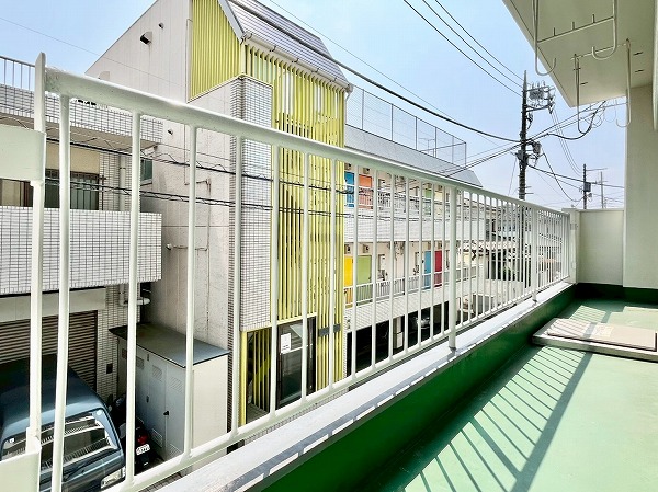 ローヤルハイツのざわ_ワイドなバルコニーの写真