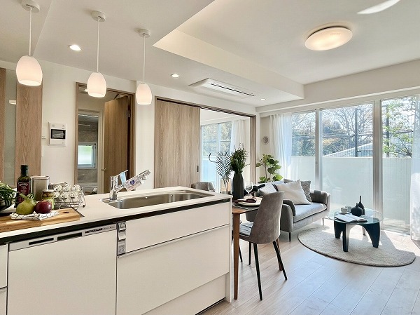 ピアースコード二子玉川_南向きのリビングダイニングキッチンの写真