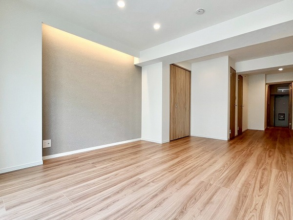 ニックハイム中目黒_アクセントクロスのあるリビングダイニングキッチンの写真