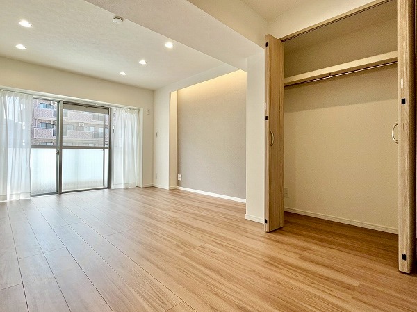 ニックハイム中目黒_日当たりのいいリビングダイニングキッチンの写真