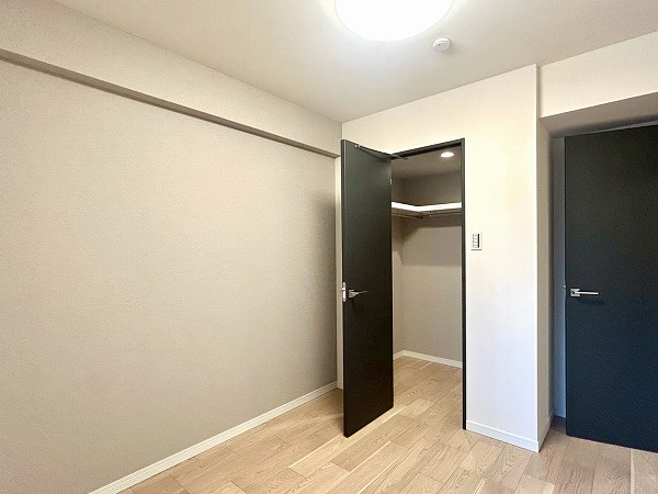 マンションアクロス代々木_ウォークインクローゼット付きの約5.1帖の洋室の写真