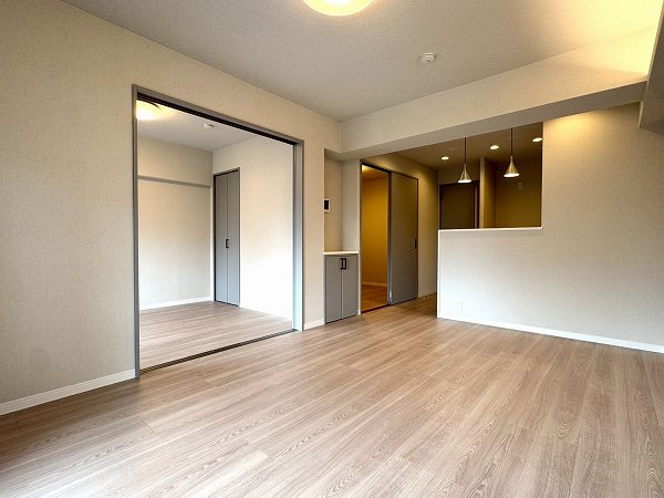 日商岩井芦花公園マンション_広々としたリビングダイニングキッチンの写真1