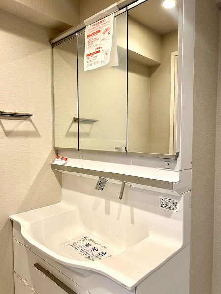 パールハイツ笹塚_3面鏡付き洗面化粧台の写真
