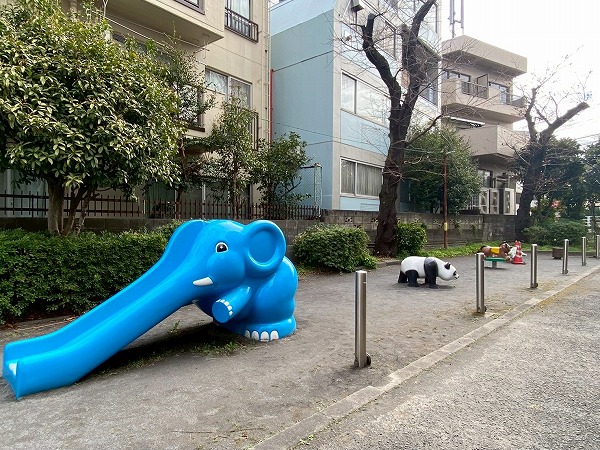 マンション裏手にある広場