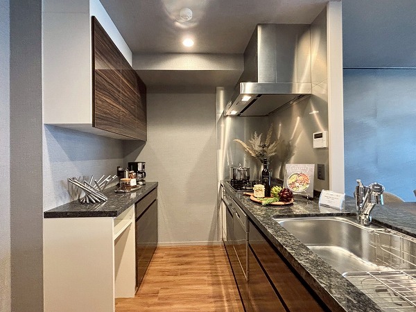 シティハウス神宮北参道_収納豊富なキッチンの写真