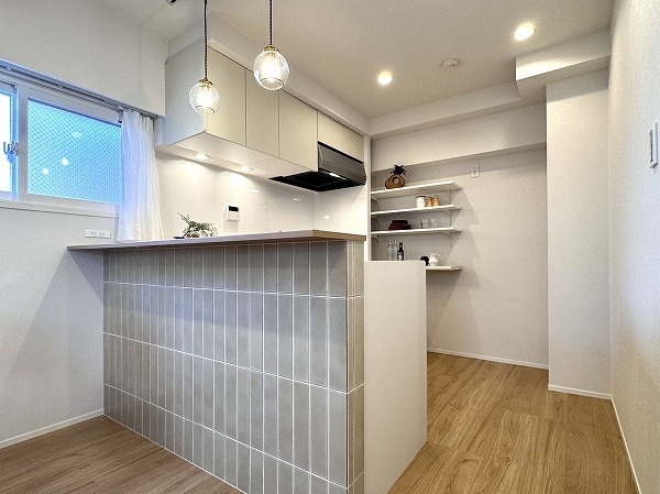 池田山セントラルホームズ_タイル張りのキッチンの写真