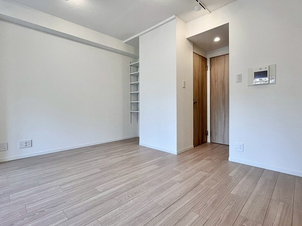 グランドパーク池尻大橋_収納のあるリビングダイニングキッチンの写真