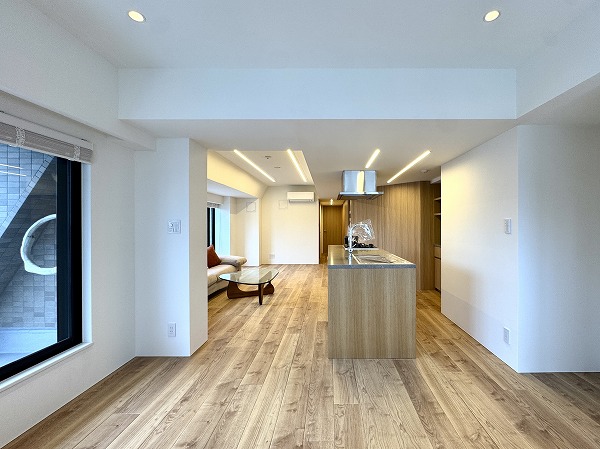 ライオンズマンション麻布十番南_木目基調のメインルームの写真