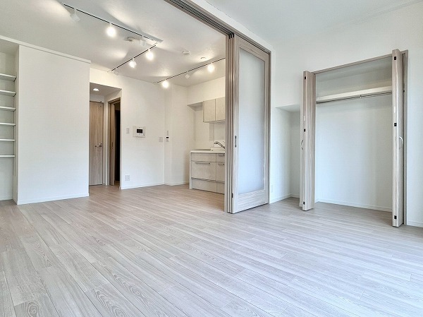 グランドパーク池尻大橋_ホワイト基調の洋室の写真