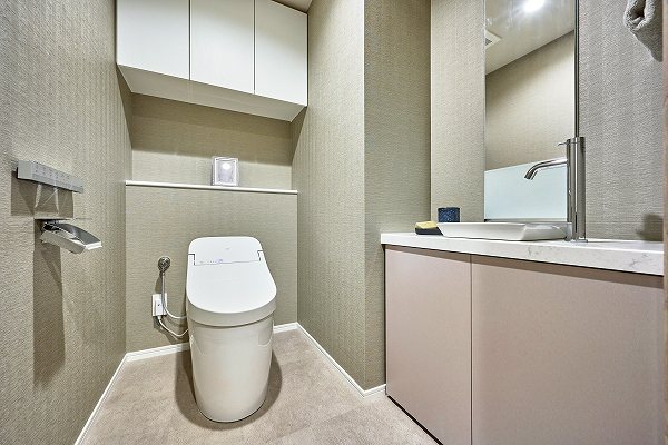 コスモ東京ベイタワー_手洗い場がついているトイレの写真