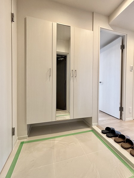 イトーピアマイズ池袋_リノベーション済みの玄関の写真