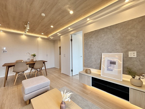 イトーピアマイズ池袋_木目調のリビングダイニングキッチンの写真