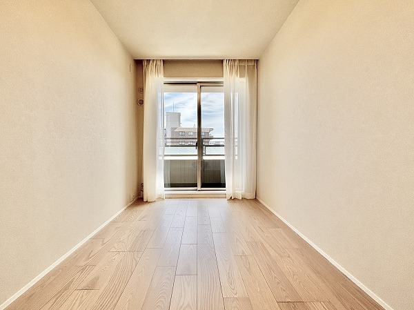 西早稲田シティタワー_窓が大きい洋室の写真