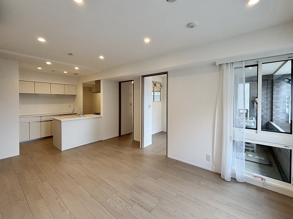 デュオ駒込_風通しの良いリビングダイニングキッチンの写真