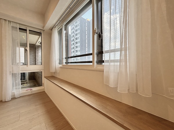 デュオ駒込_窓が大きいリビングダイニングキッチンの写真