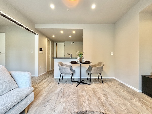 シャリエ三軒茶屋_木目調のリビングダイニングキッチンの写真