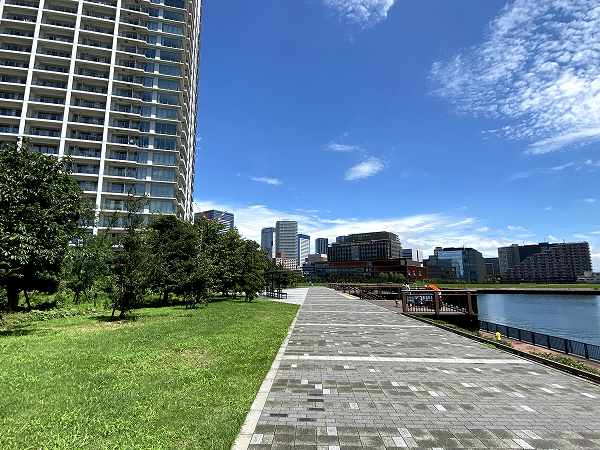 ベイズタワー＆ガーデン（BAYZ TOWER&GARDEN）　アプローチ