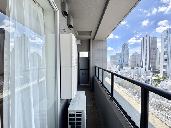 ファーストリアルタワー新宿_広いバルコニーの写真