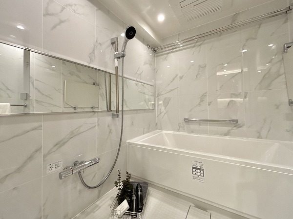 グランヴェール六義園_白を基調としたバスルームの写真