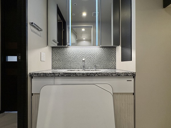 ヴァントヌーベル代々木_3面鏡化粧台の写真