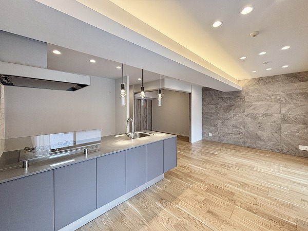 ライオンズガーデンヒルズ白山_アクセントクロスがあるリビングダイニングキッチンの写真