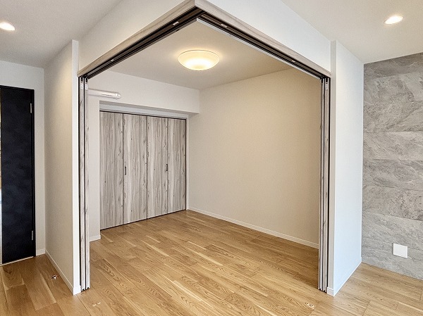 ライオンズガーデンヒルズ白山_引き戸を開けた洋室の写真