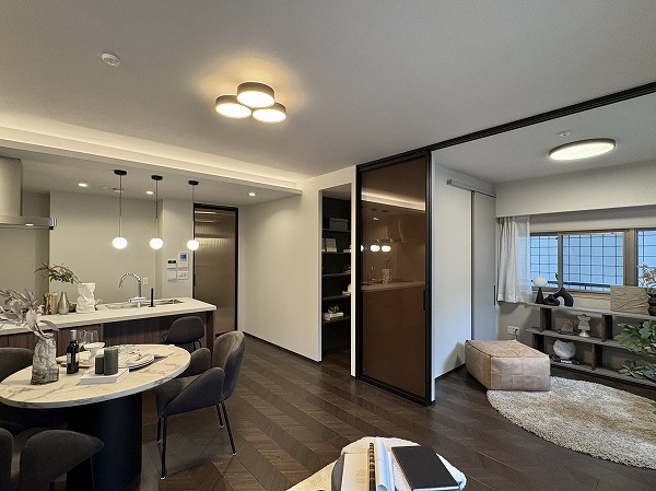 ユニーブル渋谷神南_約5.8帖とリビングダイニングキッチンの洋室の写真4