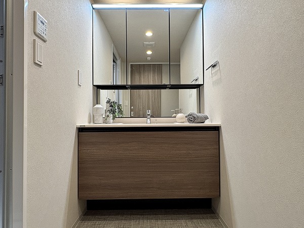 クリオ恵比寿弐番館_3面鏡化粧台の写真