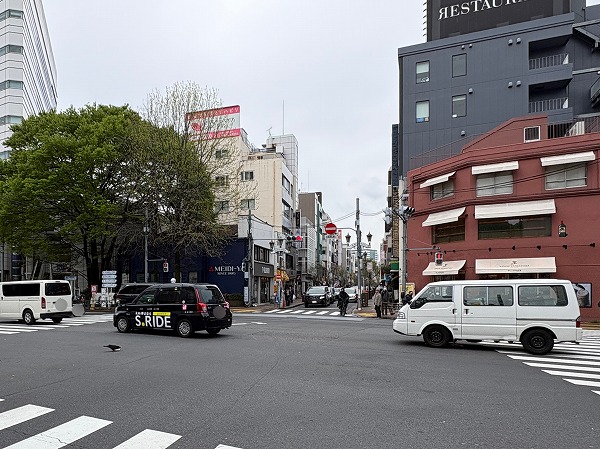 広尾駅前