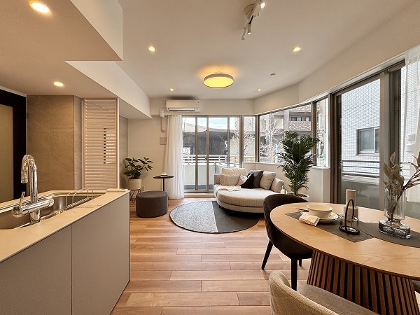 クオス目白ラ・プルーム_窓が大きいリビングダイニングキッチンの写真