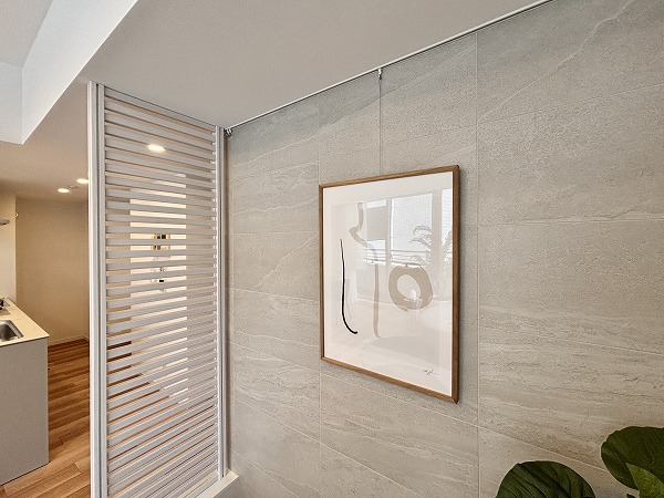 クオス目白ラ・プルーム_ピクチャーレールが付いているリビングダイニングキッチンの写真