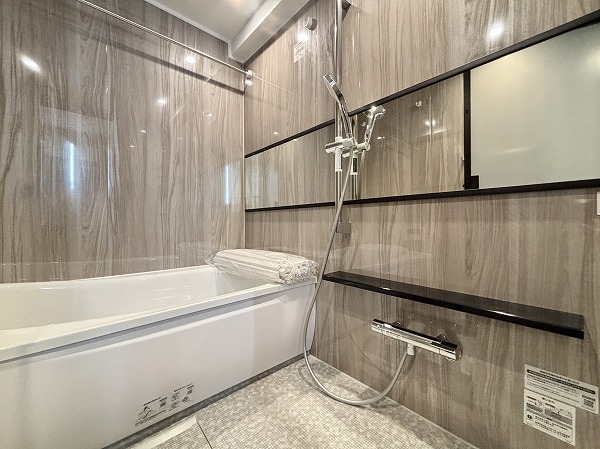 ケルン大塚台_木目調のバスルームの写真