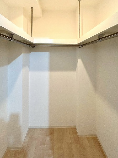 シティハウス笹塚レジデンス_ウォークインクローゼットの中の写真