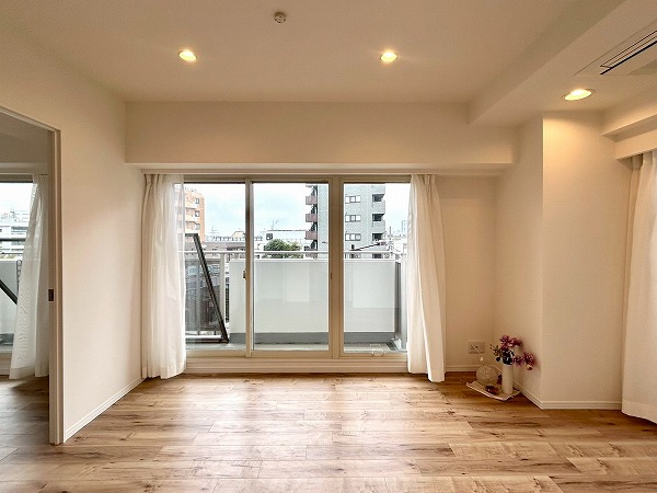 ヴィーナ・パルテール_広々としたリビングダイニングキッチンの写真