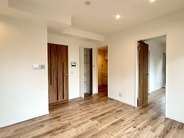 ヴィーナ・パルテール_木目調フロアのリビングダイニングキッチンの写真