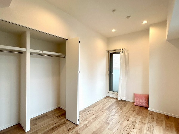 ヴィーナ・パルテール_クローゼット完備の洋室の写真