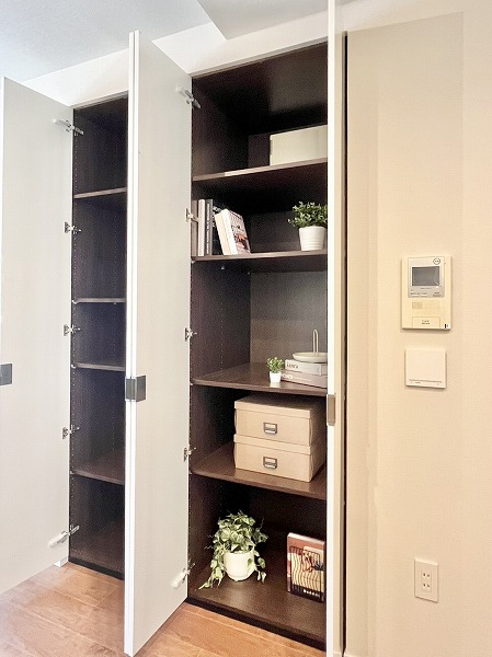 クラッシィハウス世田谷公園_リビングダイニングキッチンの収納の写真