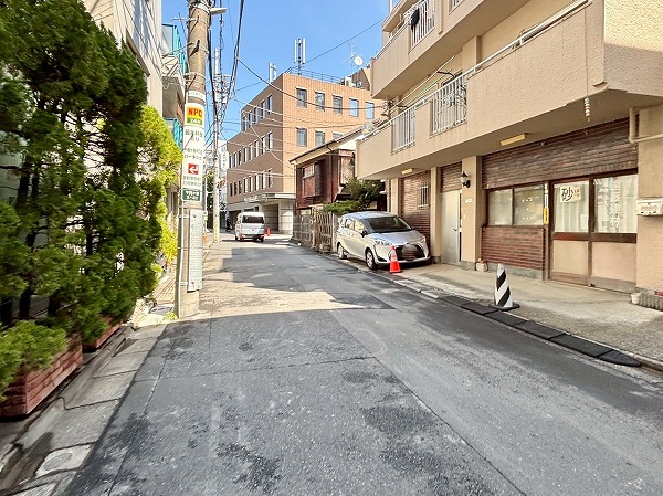 シティハウス神宮北参道前の道