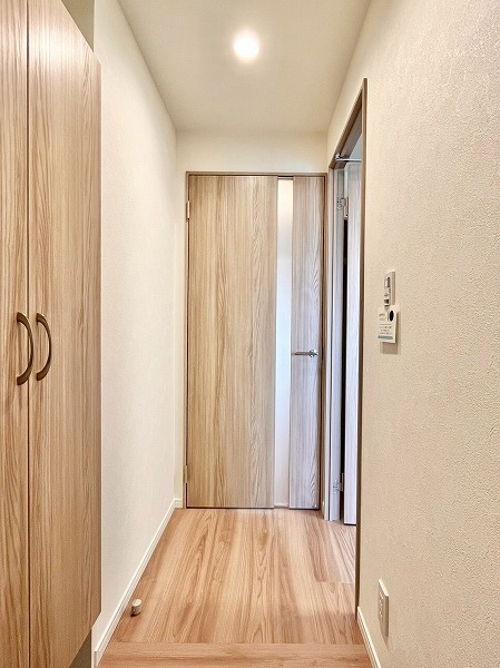 ニックハイム中目黒_木目調の廊下の写真