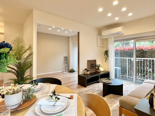 駒沢ガーデンハイツ_温かなリビングダイニングキッチンの写真